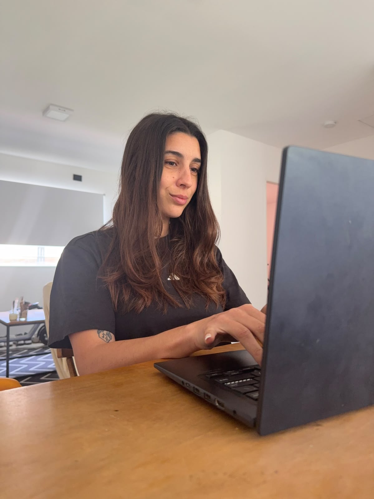 Antonella trabajando en su computadora
